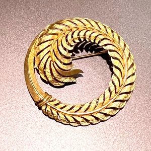 Crown Trifari Gold Tone Round Feathered Brooch EUC